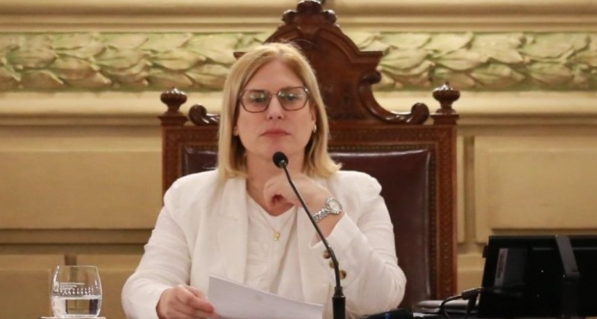 Gisela Scaglia preside su última sesión en el Senado